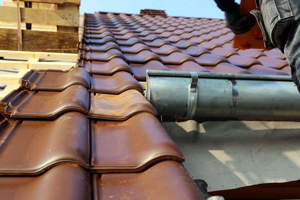 Dakinspectie Gieten met dakgoten en dakpannen Inspectie van een pannendak en nokvorsten