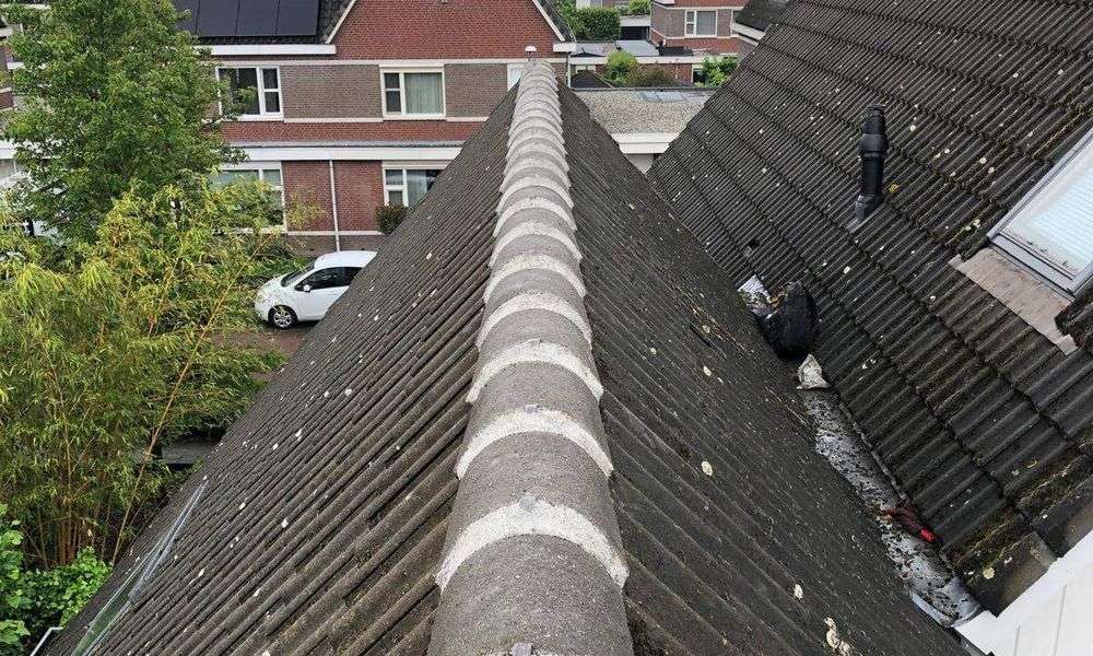 Repareren van nokvorsten in Gieten